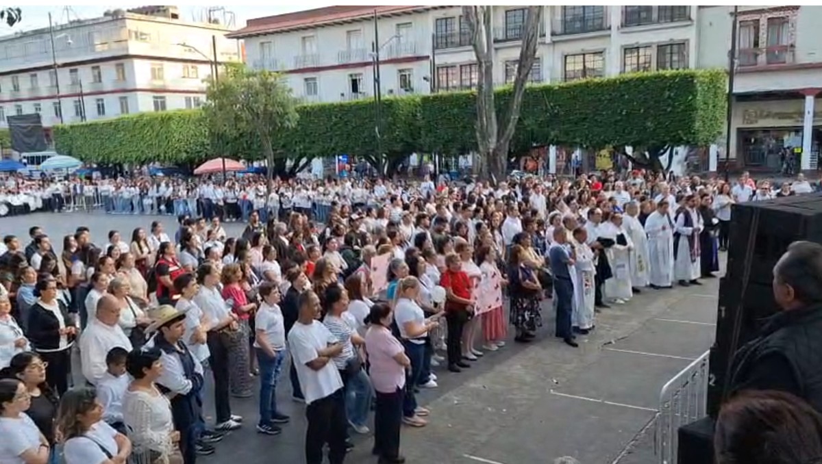 Los pobladores colocaron flores, veladoras para despedir al ex edil. | Captura de pantalla