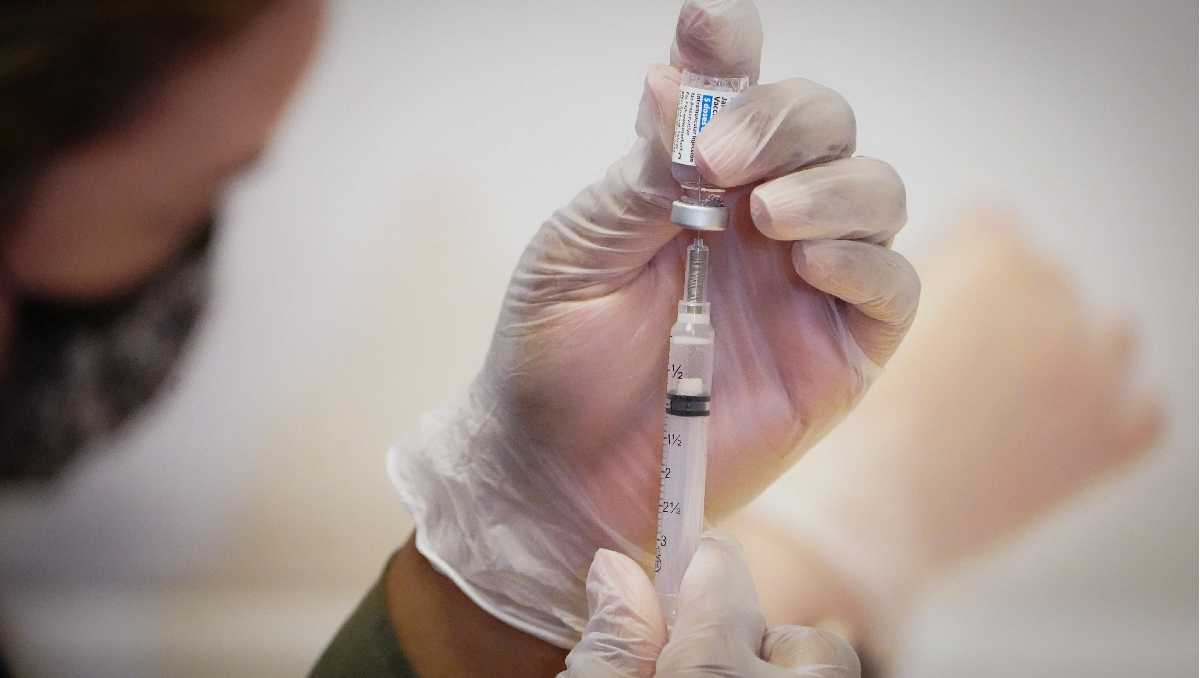 La SSG reporta un 45% de avance en vacunación contra influenza, COVID-19 y neumococo en Guanajuato. Piden acudir a los centros de salud.