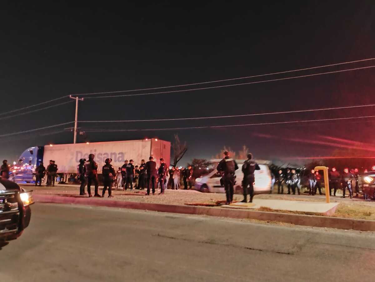 En Torreón, detienen tráiler con 28 toneladas de desechos cárnicos. (Milenio Policía)