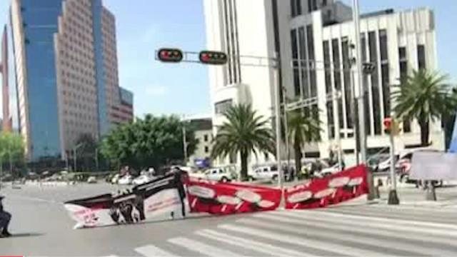 Trabajadores del SAT hacen paro y bloquean Reforma para exigir mejores condiciones