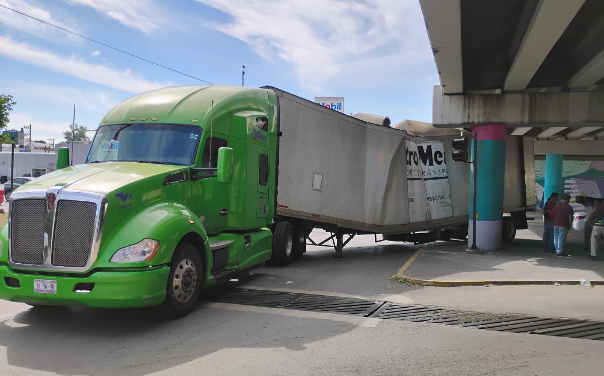 Tráiler queda atorado bajo puente desnivel en Tampico. |  Yazmín Sánchez