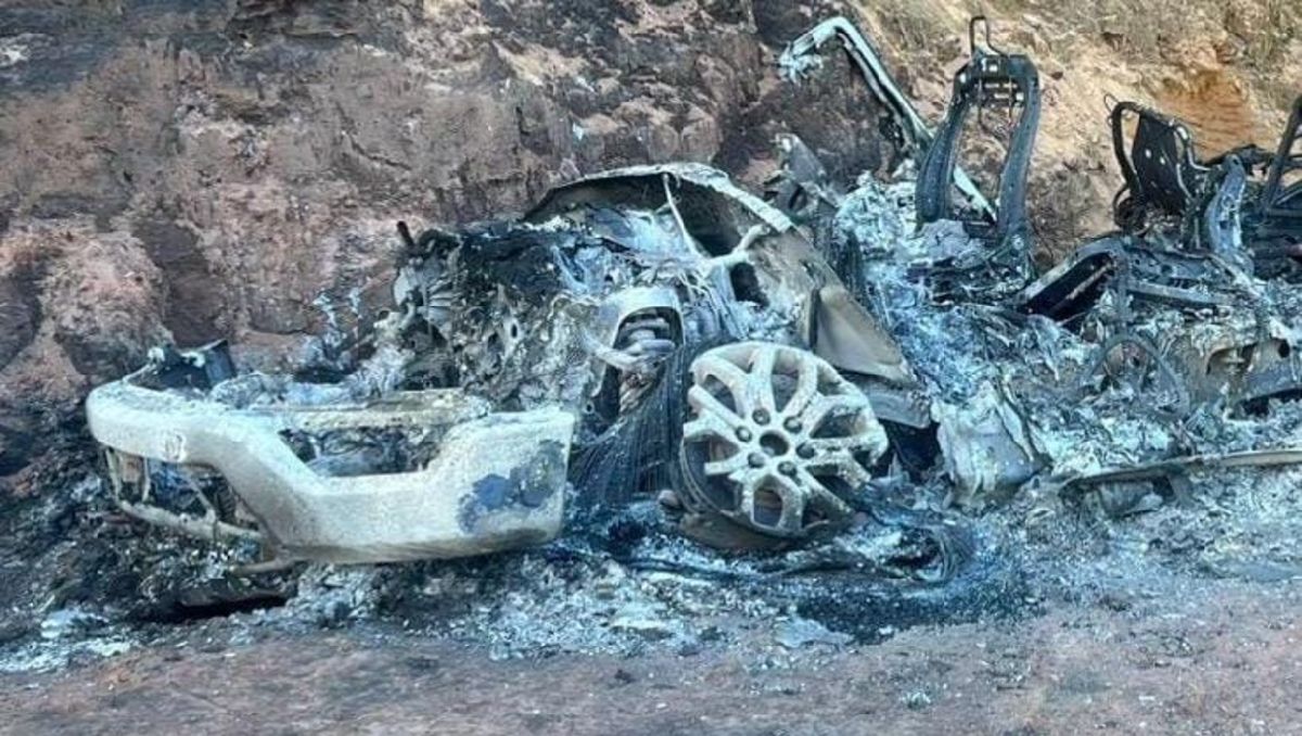 La unidad donde viajaban quedo totalmente calcinada y con impactos de bala. | Foto: Especial