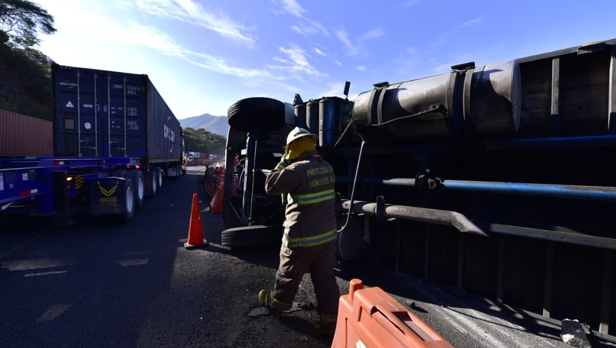 Accidente en autopista a Colima dificulta paso a la altura de Acatlán de Juárez (Cortesía)