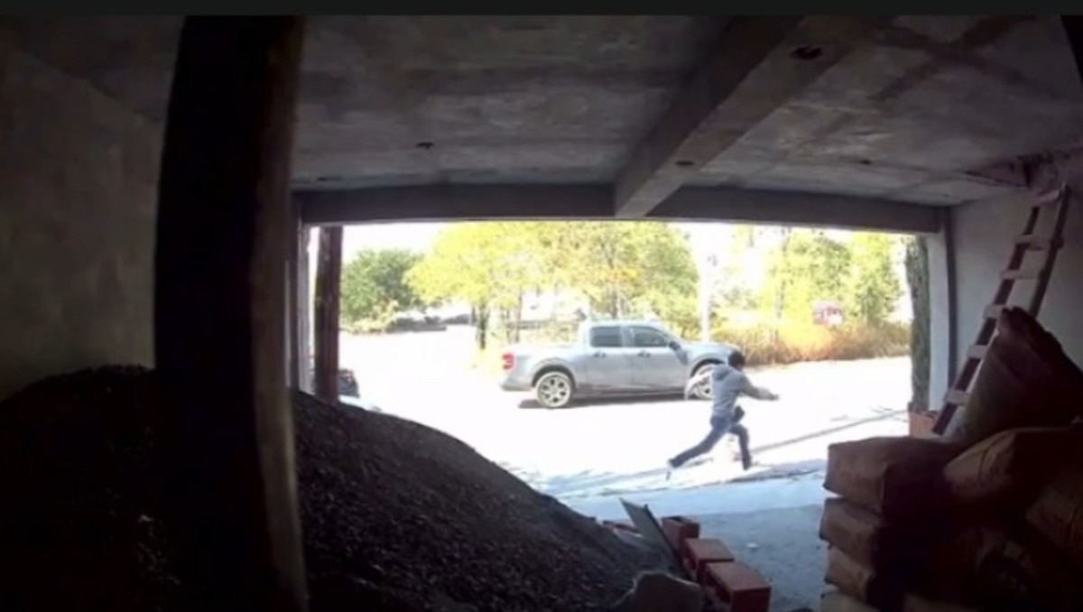 Cámara de seguridad captó al ladrón huyendo de los policías. Foto: Especial