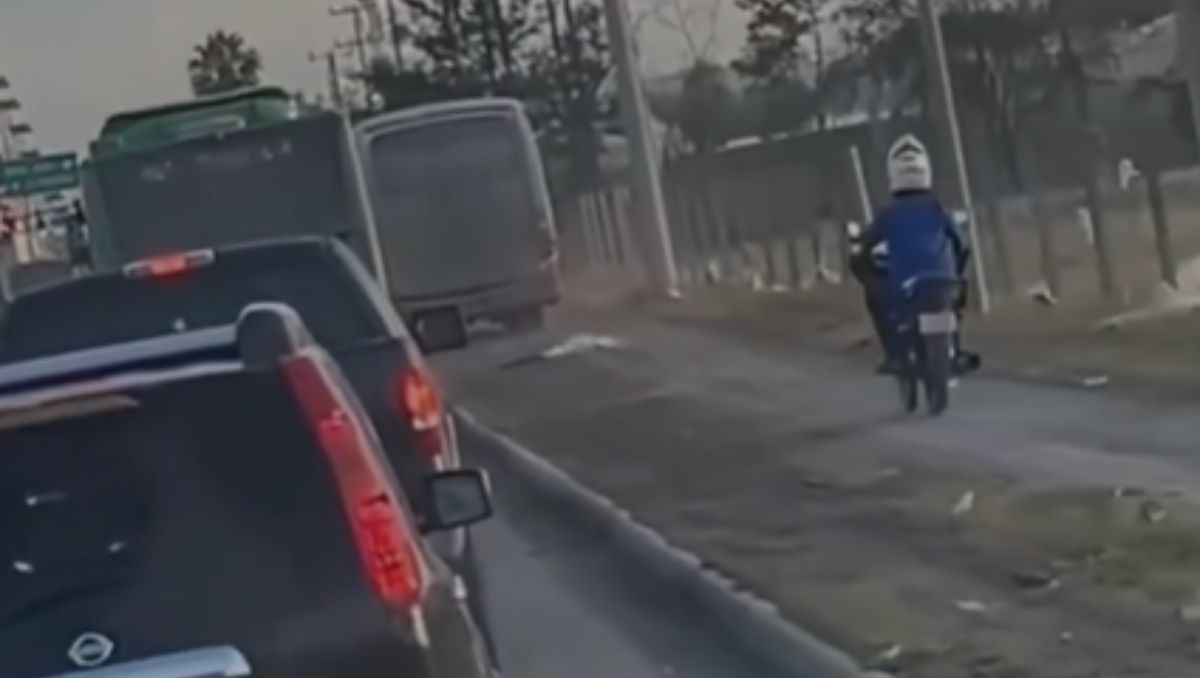 Camión urbano circula por la banqueta en Escobedo para evitar trafico. Foto: Especial