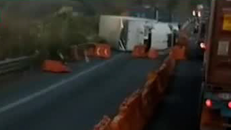 Cierran autopista Guadalajara-Colima por volcadura de camión con explosivos