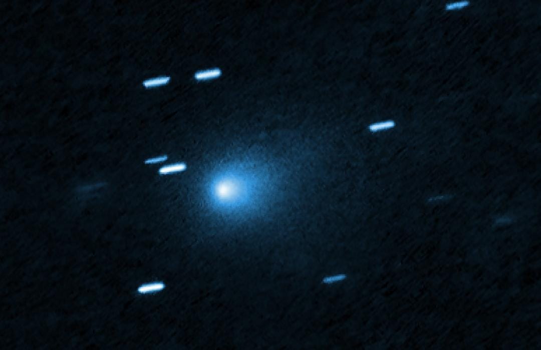 El cometa 3I/ATLAS atraviesa un denso campo estelar (NY Times).