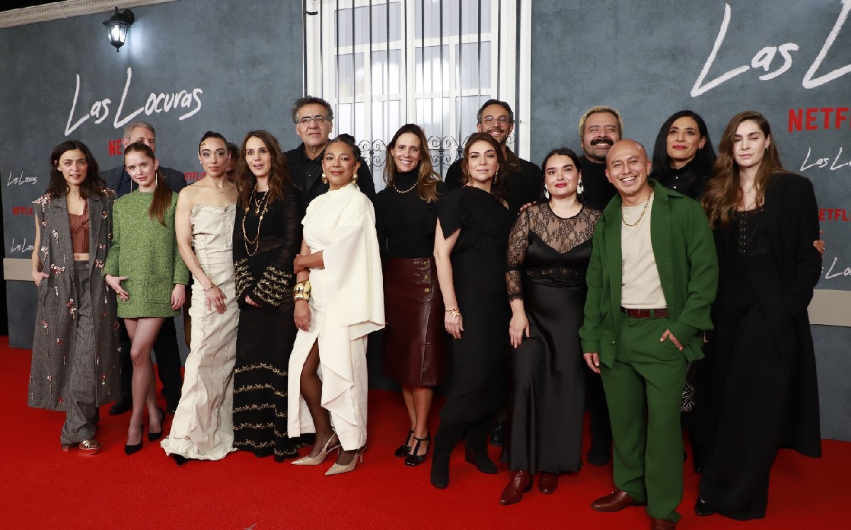 El elenco y el director de 'Las locuras', de Netflix. FOTO: Juan Carlos Bautista