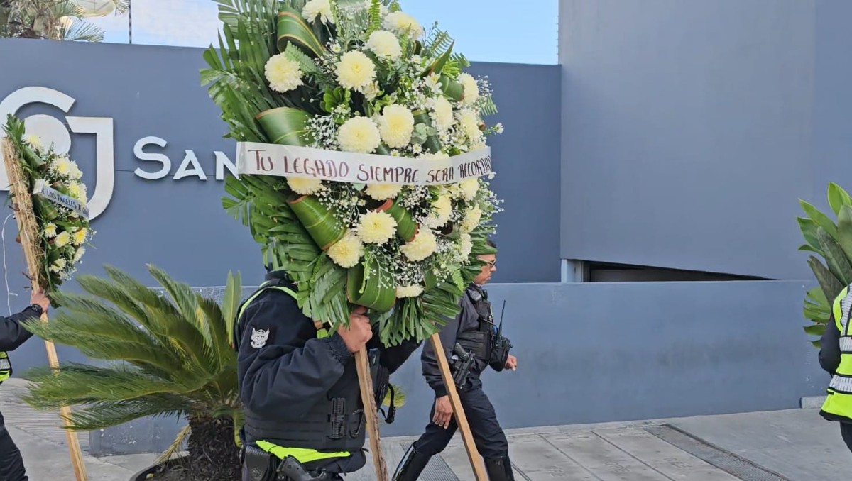 Entregan arreglos florales para agentes caídas en el cumplimiento de su deber en Jalisco (Juan Carlos Munguía)