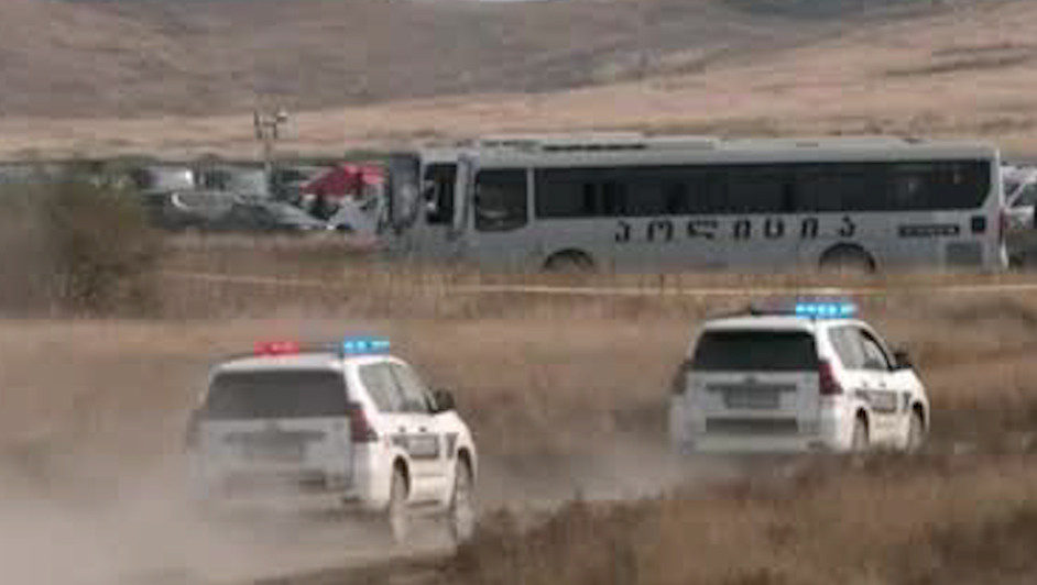 Se estrella avión en Georgia; hallan 18 cuerpos y buscan a dos más