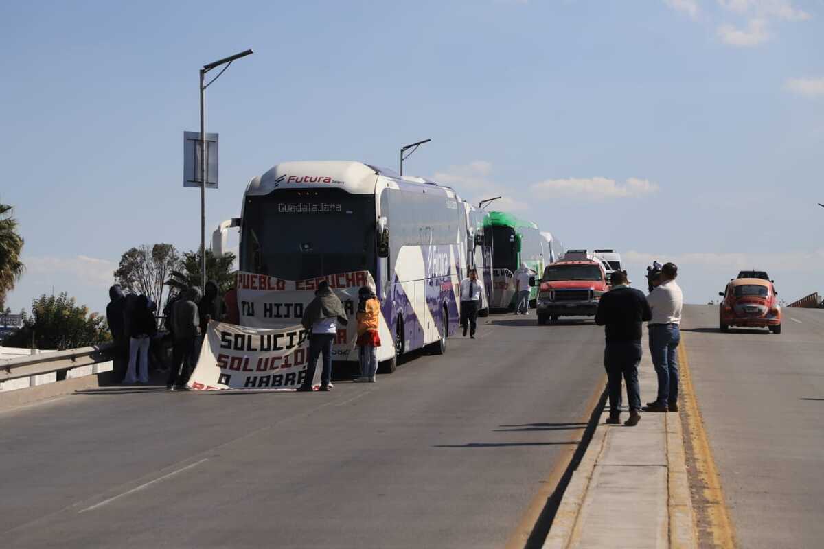 Estudiantes normalistas de Hidalgo detuvieron seis unidades de la línea Futura.