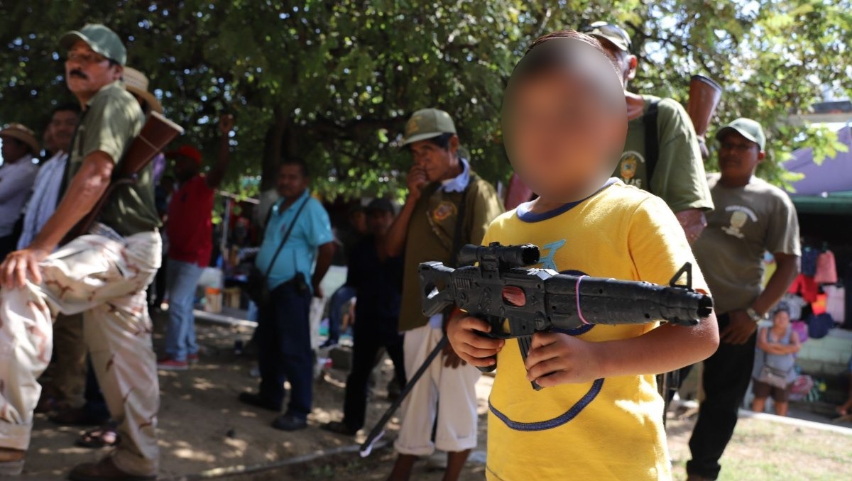 Imagen ilustrativa de un niño con un arma de juguete en un encuentro de la Policía Comunitaria de Copala, Guerrero | Cuartoscuro