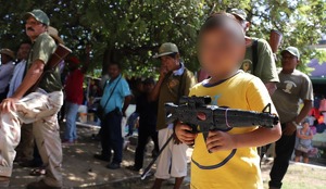 Niño con un arma de juguete en Copala, Guerrero