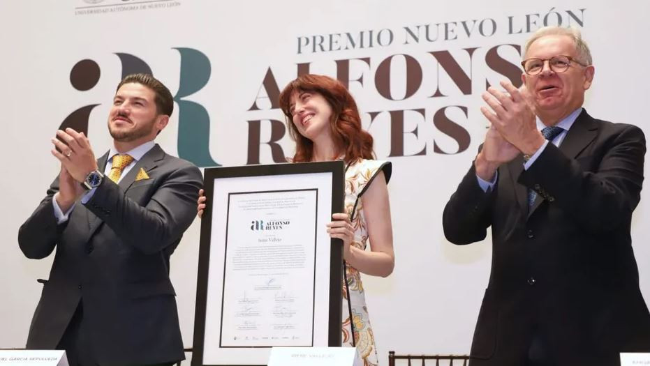 Irene Vallejo recibe Premio Nuevo León Alfonso Reyes por su aportación a la literatura en español
