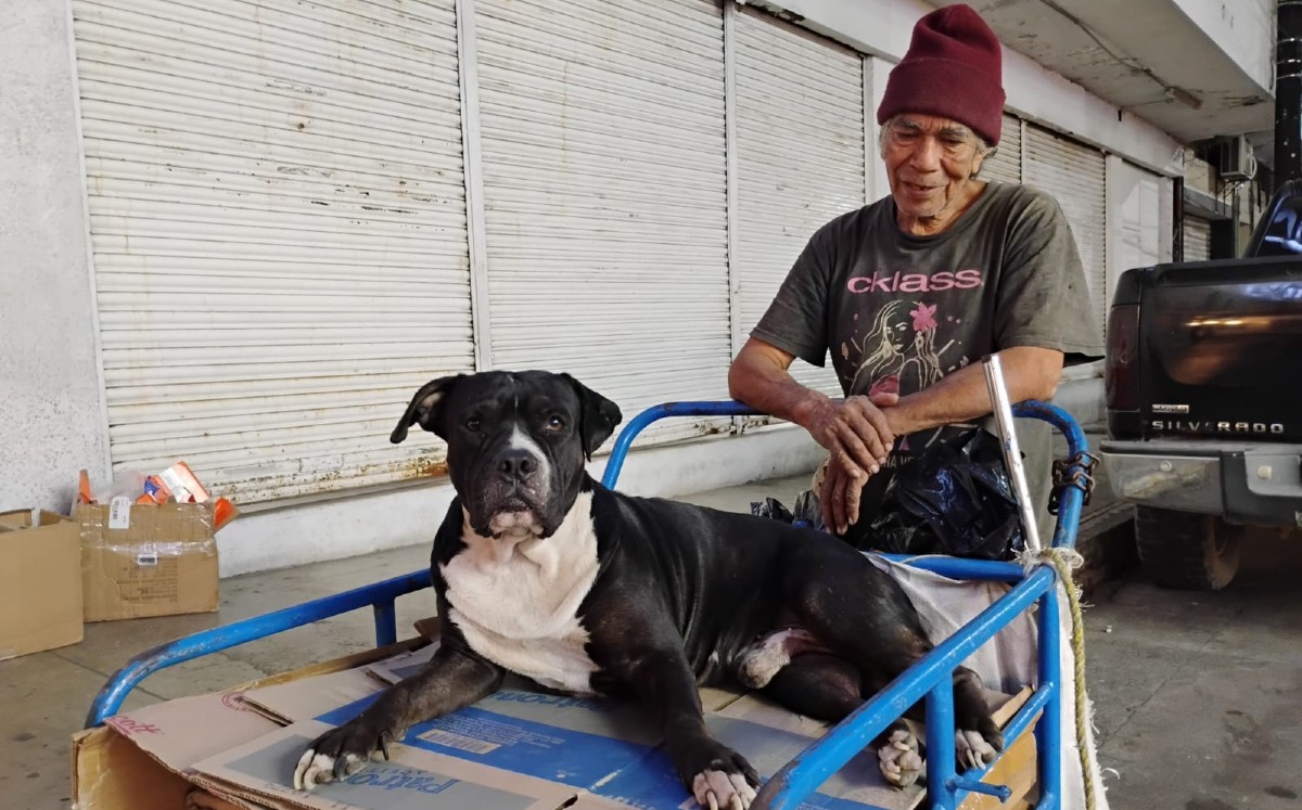 José Dueñes junto a su perrito "Frijolito". | Sergio Sánchez