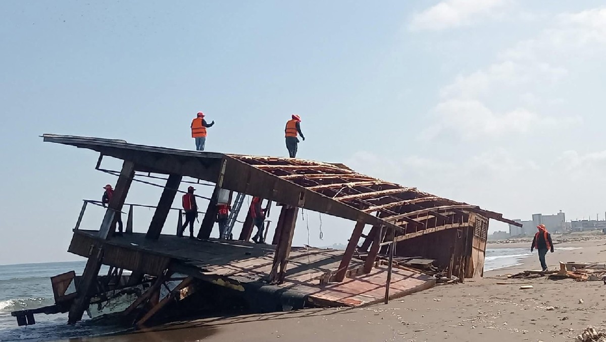 La estructura del restaurante quedó varada en Coatzacoalcos durante algunos días. | Especial