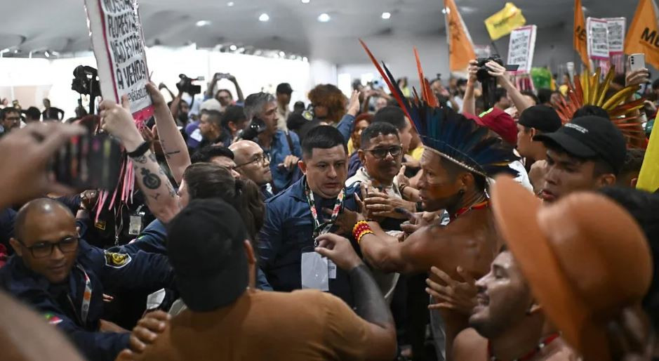 Manifestantes indígenas se enfrentan contra policía en la COP30 de Brasil tras protesta