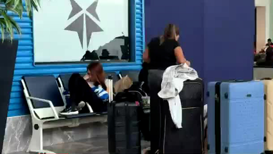 Pasajeros varados en aeropuertos por frente frío en Tijuana