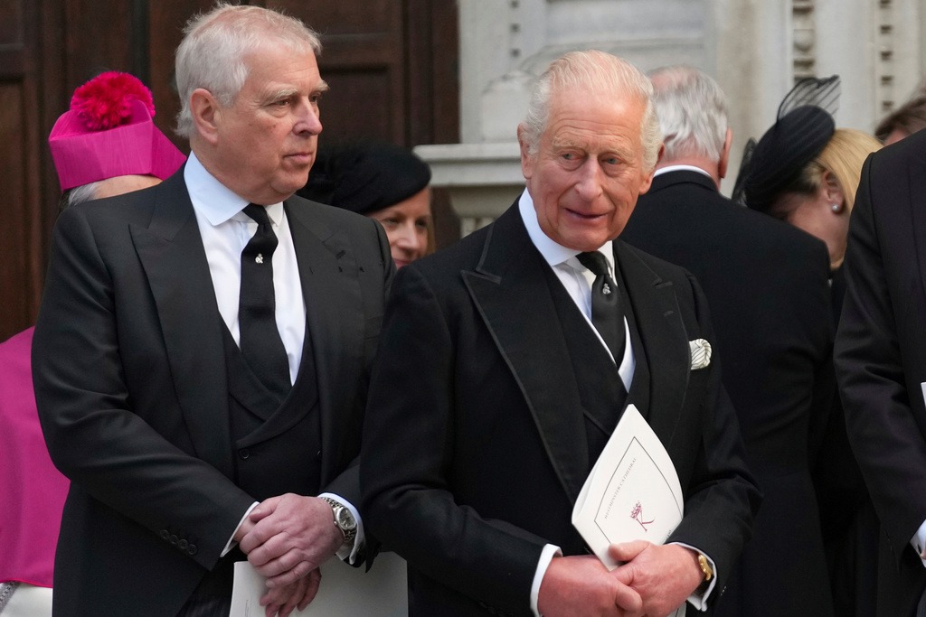 El Príncipe Andrés y el rey Carlos III de Gran Bretaña salen después de la misa de réquiem por la duquesa de Kent en la catedral de Westminster. | AP