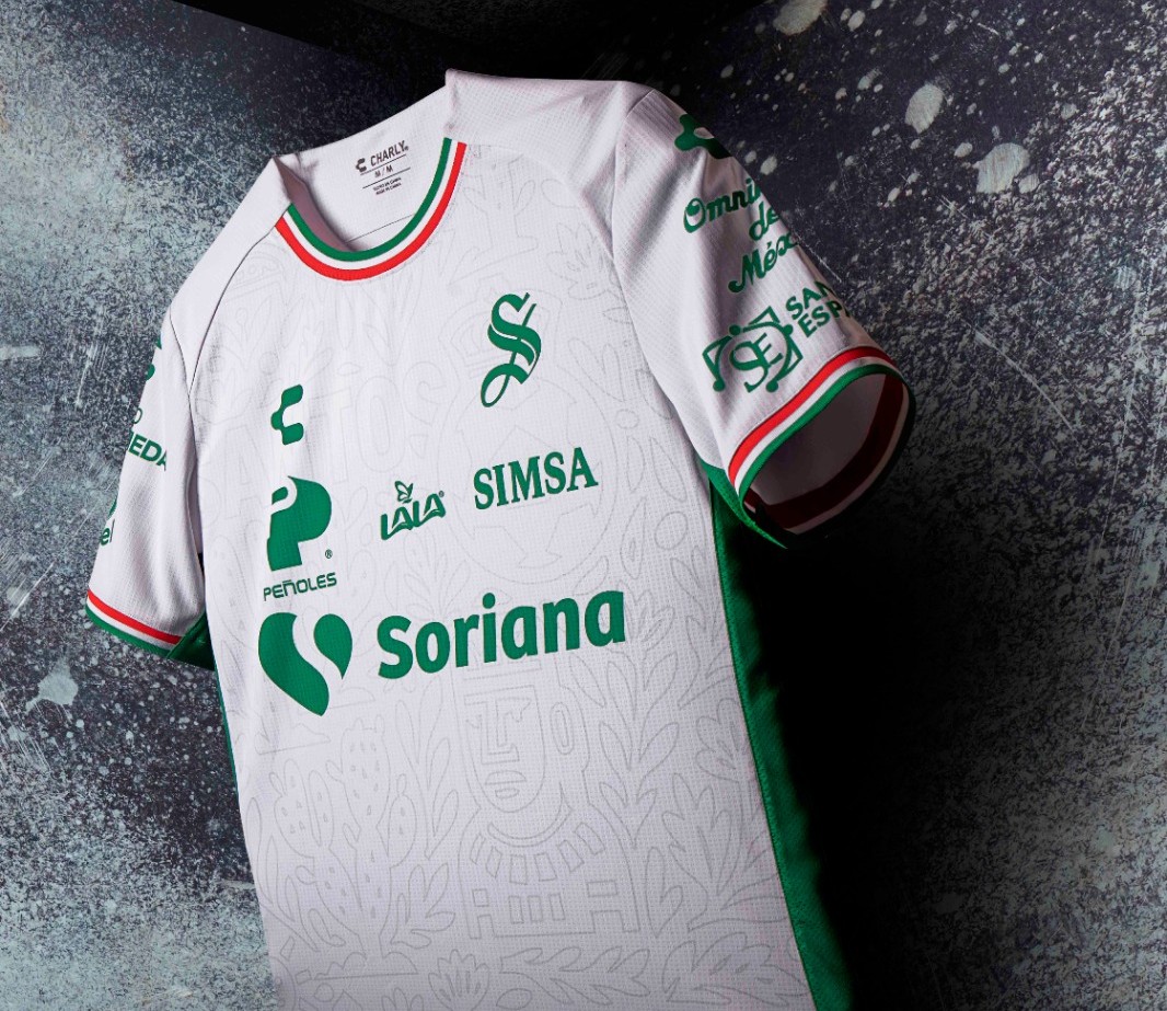 Santos Laguna presenta uniforme alterno inspirado en el Tri. (Especial)