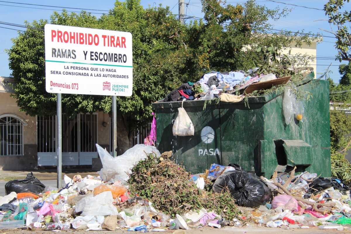 En Torreón, vecinos denuncian mal uso de contenedores de basura. (Verónica Rivera)