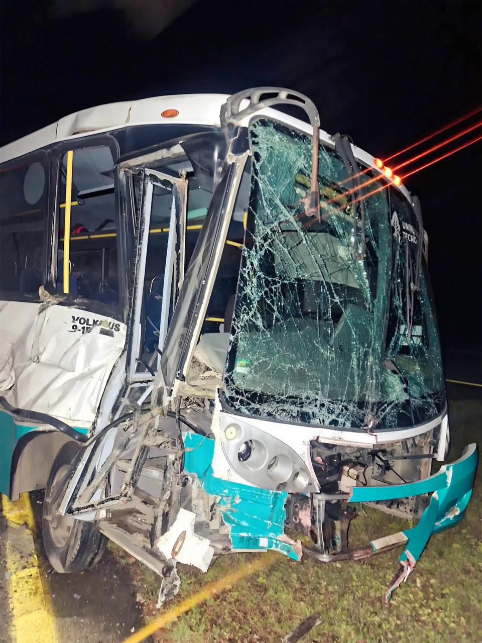 Tras el volcamiento del autobús escolar, autoridades atendieron a los tres heridos y realizaron el retiro del vehículo de la carretera. | Especial