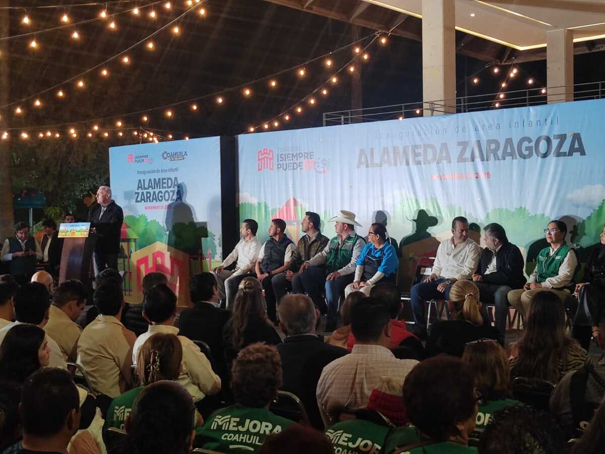 El alcalde Román Alberto Cepeda encabezó el corte de listón y el encendido de luminarias.| Archivo