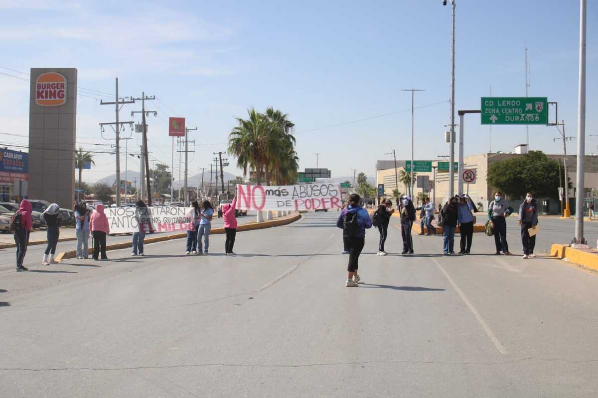 Los alumnos arribaron al mediodía de este jueves y bloquearon en dos puntos de esta vialidad. | Rolando Riestra