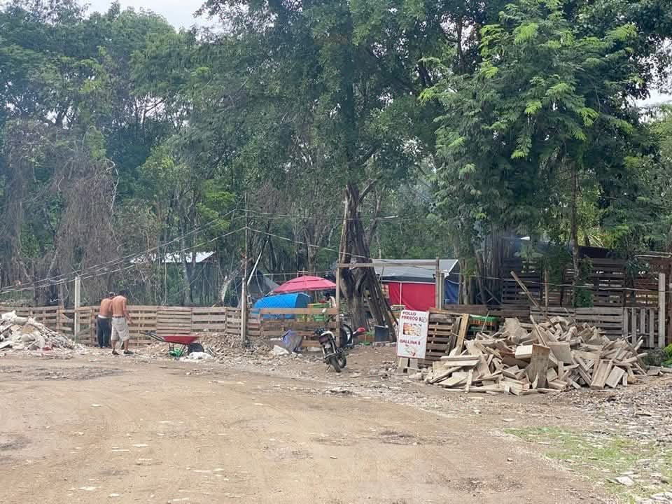 Asentamiento irregular en Playa del Carmen con construcciones improvisadas y falta de servicios básicos. | Especial