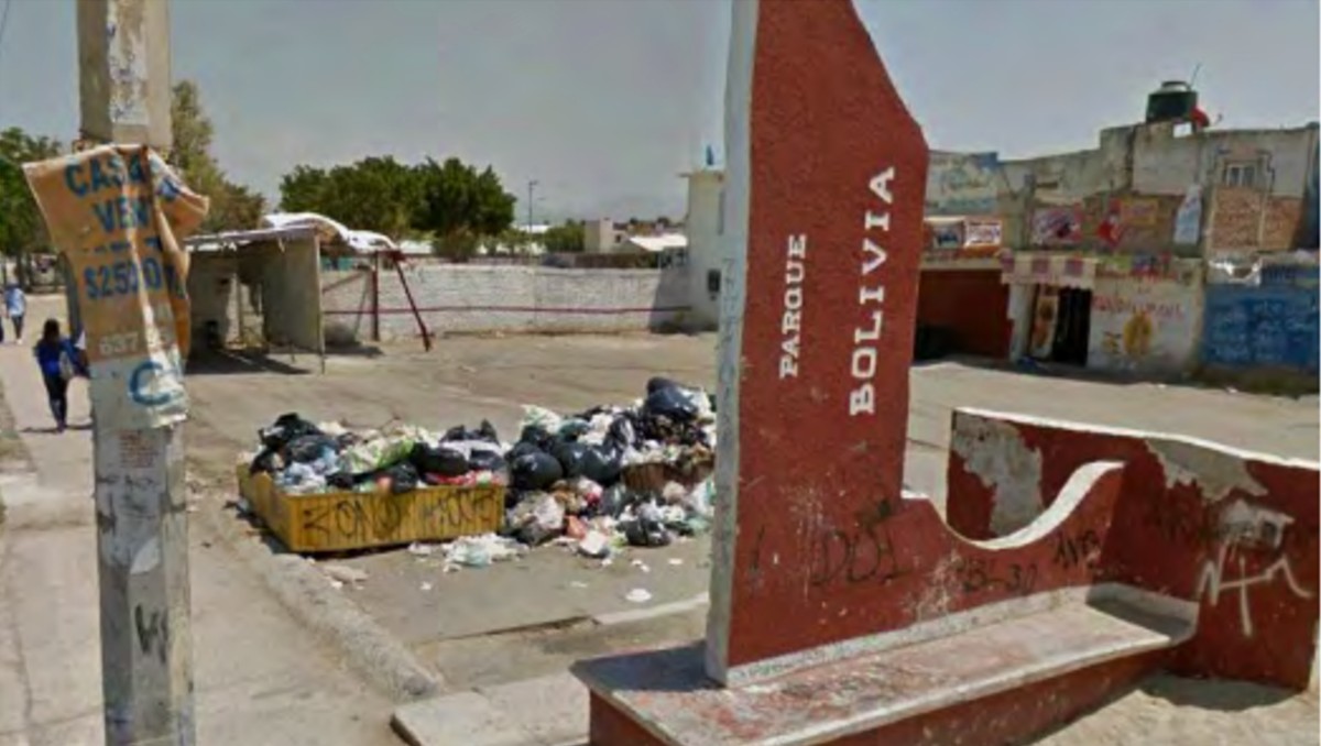 El cuerpo de una mujer fue encontrado envuelto en cobijas junto a un contenedor de basura en la colonia Parques La Noria, en León.