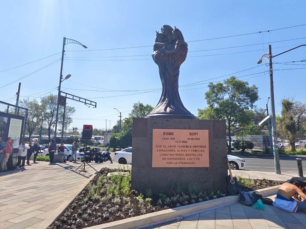 Develan memorial para Esme y Sofi, hermanas fallecidas previo a concierto de Zoé. | Mitzi Zárate