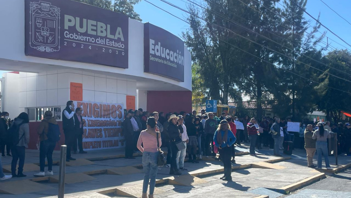 Por liberación de plazas, docentes cierran la recta Cholula, y otros bloquean la entrada de la SEP | Especial