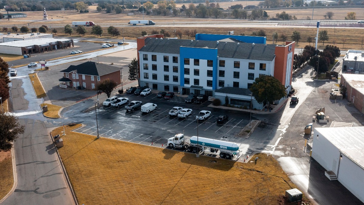 La fuga de gas ocurrió en el estacionamiento de un hotel. | AP