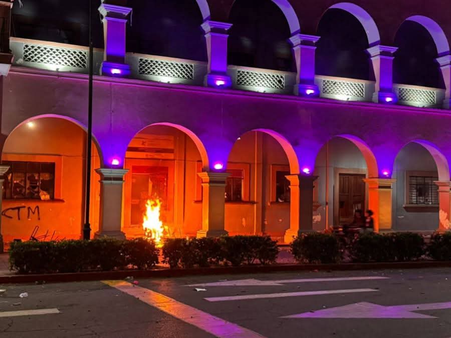 Incendio y actos de vandalismo en Palacio Municipal de Apatzingán. | Especial
