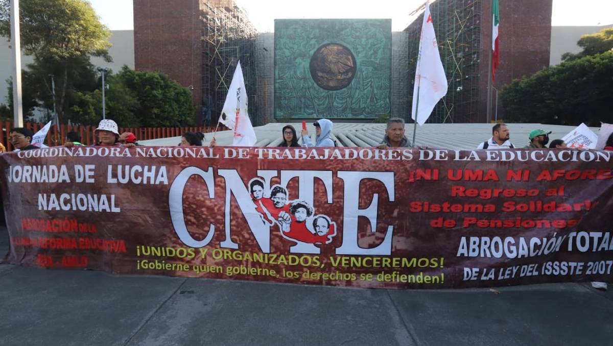 Integrantes de la CNTE instalaron un 'plantón' en el Palacio Legislativo de San Lázaro (Javier Ríos)