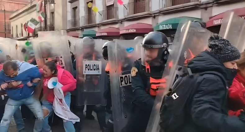 Integrantes de la CNTE protagonizaron jaloneos con la policía capitalina.