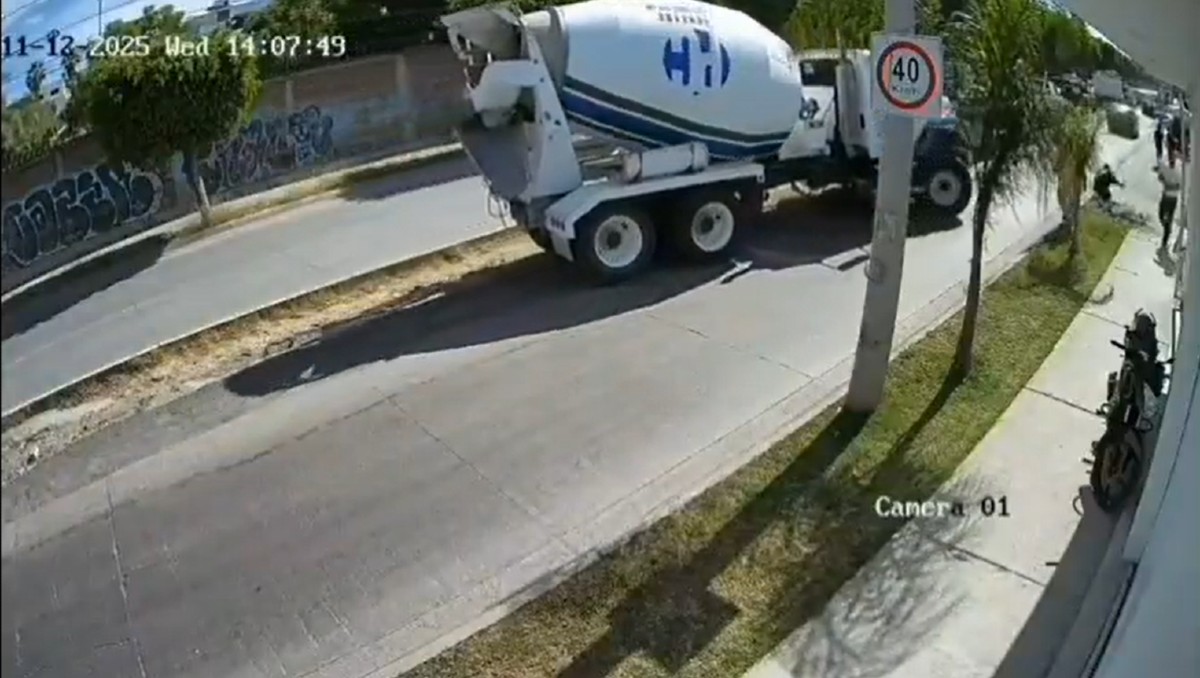 Un joven trabajador murió atropellado por una revolvedora en la colonia Cima Diamante de León, Guanajuato.