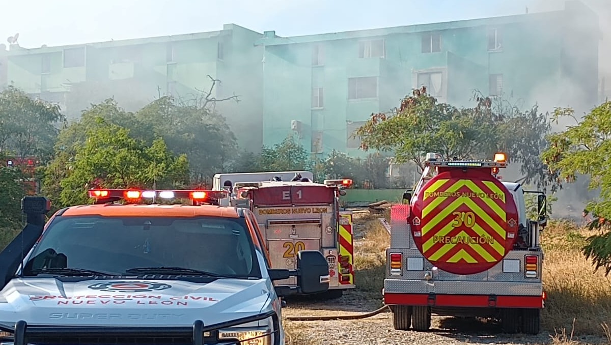 Las llamas se salieron de control y se extendieron a edificios de la colonia Valle de Infonavit. Foto: Especial