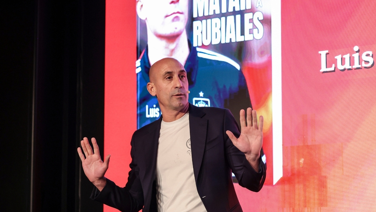 Luis Rubiales es atacado por su tío durante la presentación de su libro (EFE)