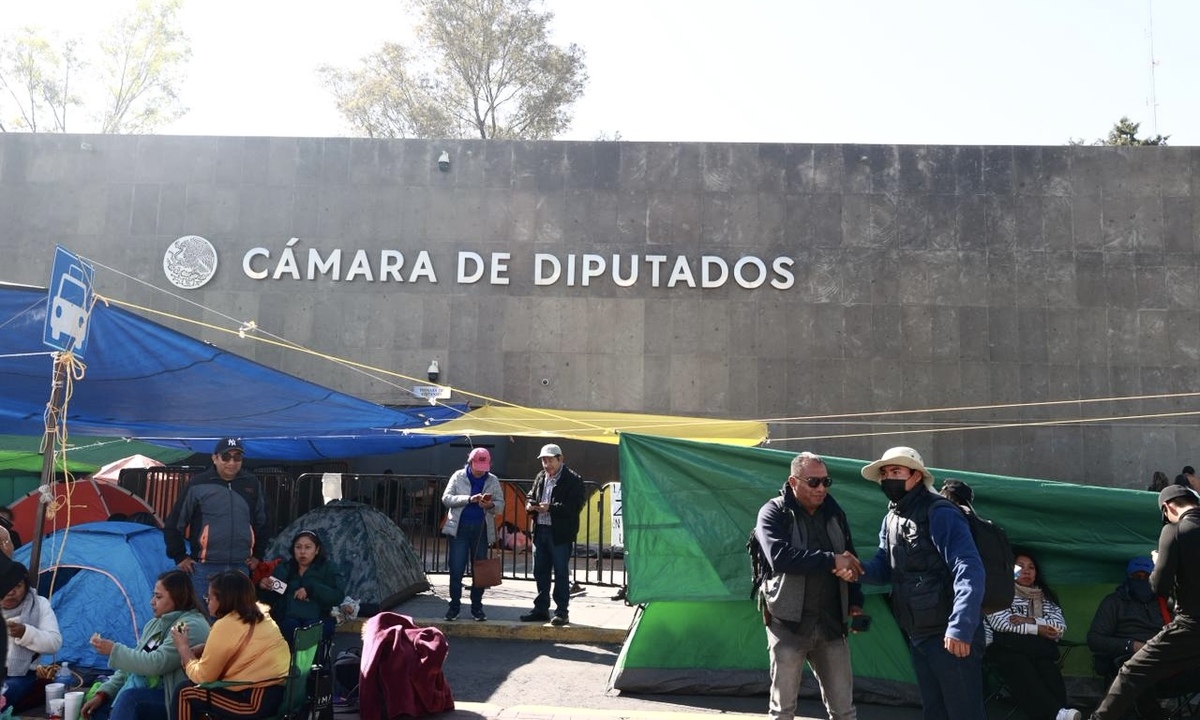 Los manifestantes instalaron un plantón al frente del Palacio de San Lázaro, para protestar. (Fernando Damián)
