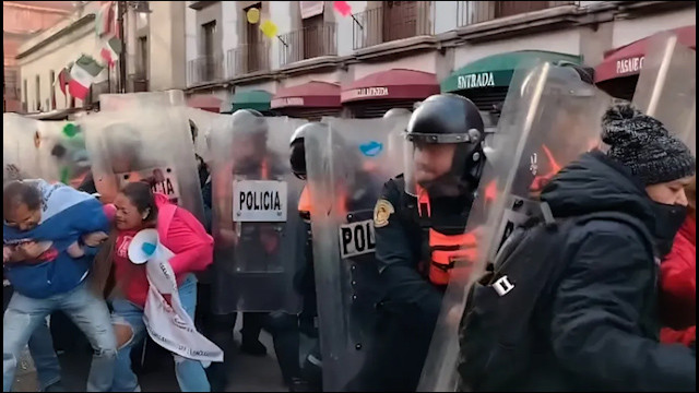 Marcha de la CNTE termina en desmanes frente al Palacio Municipal, CDMX