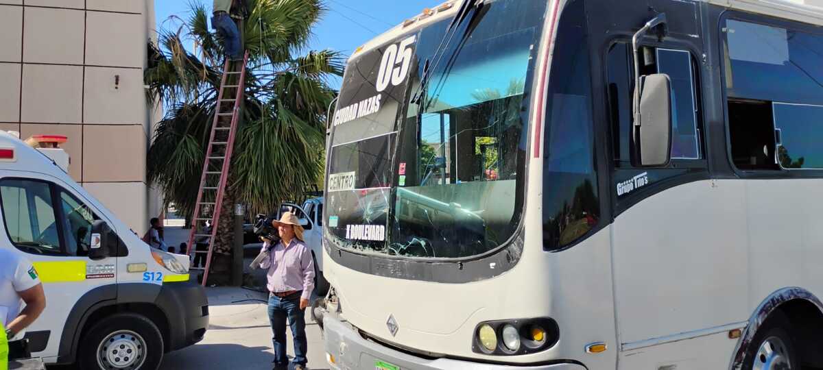 Varios pasajeros del camión fueron los que solicitaron la presencia de la ambulancia, así como elementos de Vialidad.| Especial