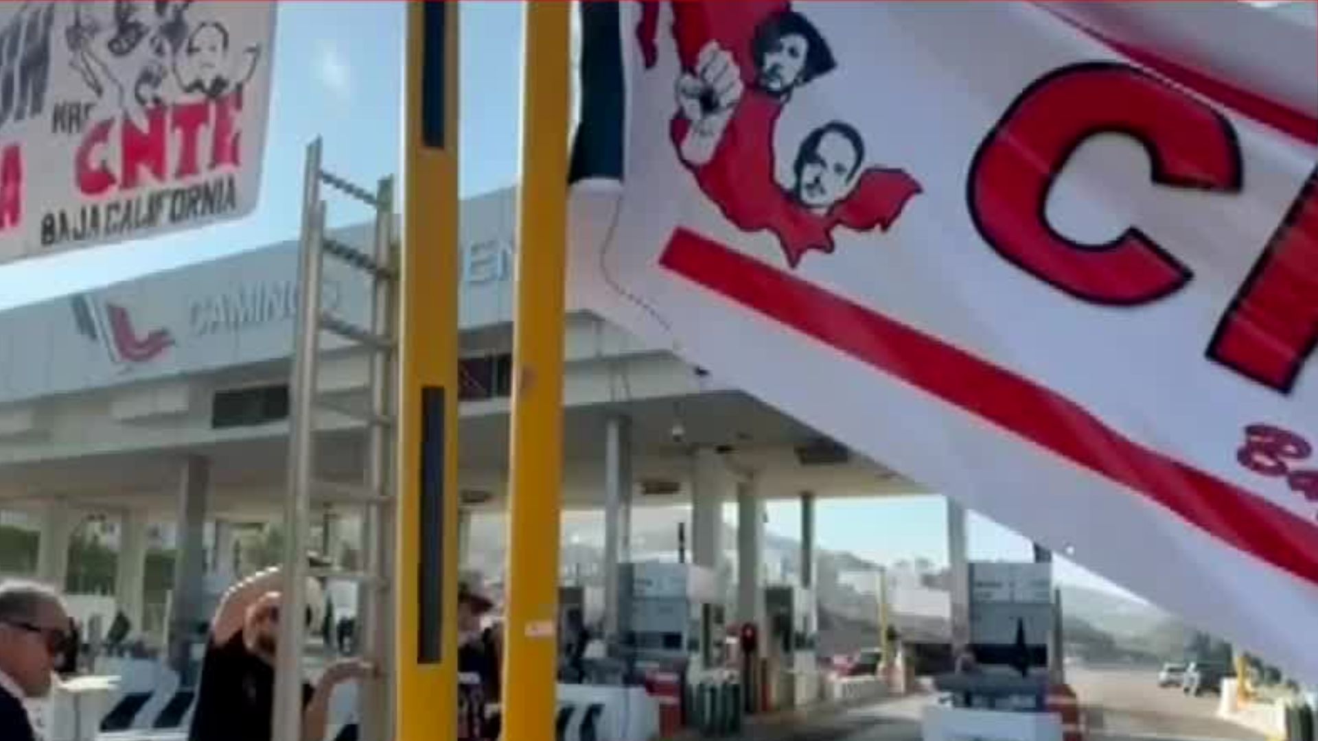 En rechazo a la Ley ISSTE 2007, docentes liberan casetas en Baja California