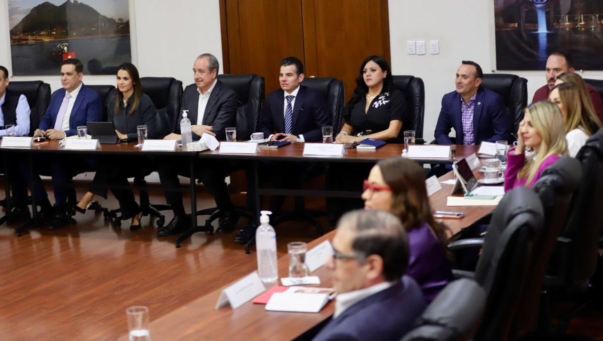 La reunión inició pasadas las 12:00 horas del jueves en la Secretaría de Finanzas y Tesorería General. Roberto Alanís