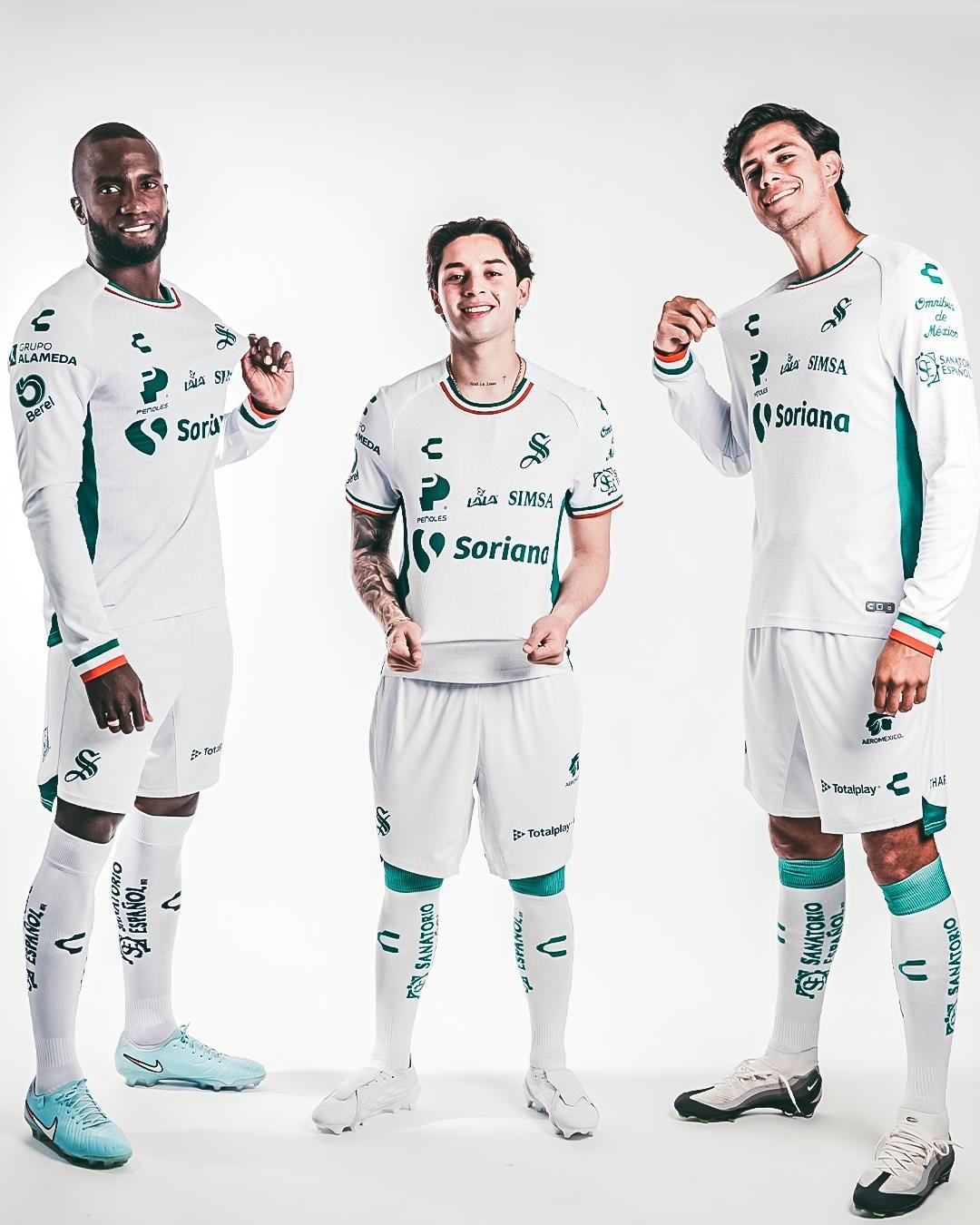 Santos Laguna y su patrocinador oficial Charly, presentaron el uniforme alterno de los Guerreros para el Torneo Clausura 2026. | Especial