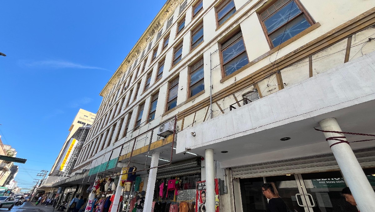 Siguen los desprendimientos de concreto de edificios del centro de Tampico. (Yazmín Sánchez)