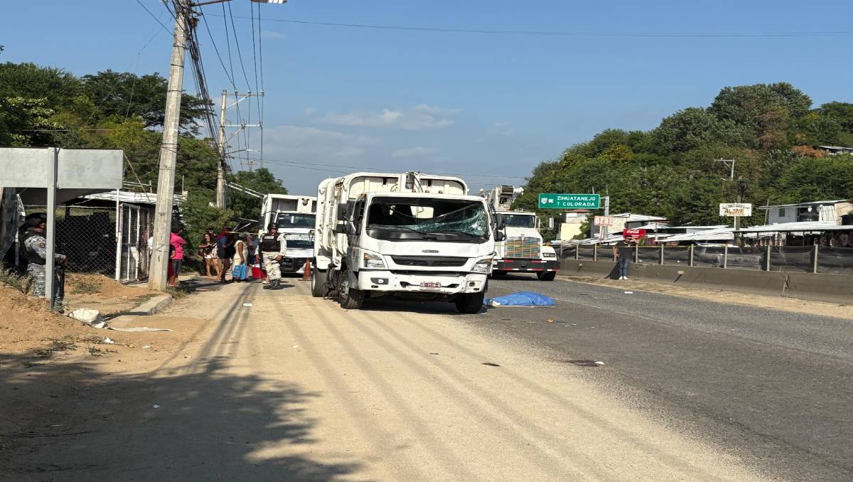 Vehículos impactados con presencia de autoridades en la carretera federal Acapulco-México