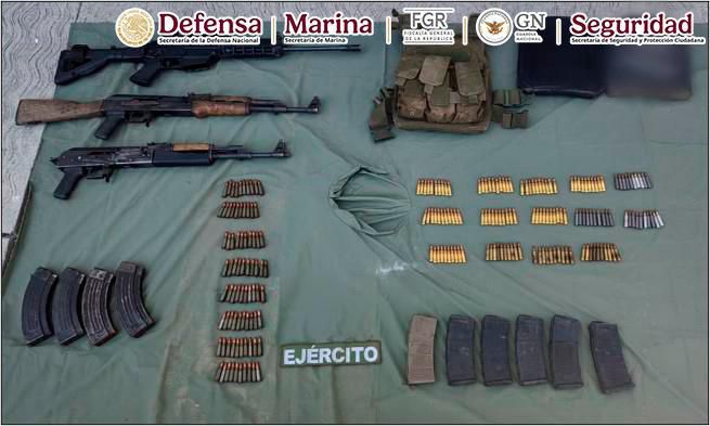 Armas y municiones aseguradas durante operativos en Zamora, Apatzingán y Morelia. | Especial