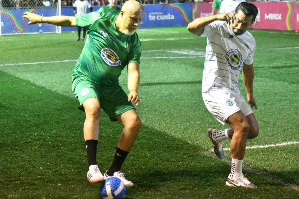 Bautista, en el partido de leyendas, encara a Alberto 'Venado' Medina (Foto: Cortesía)