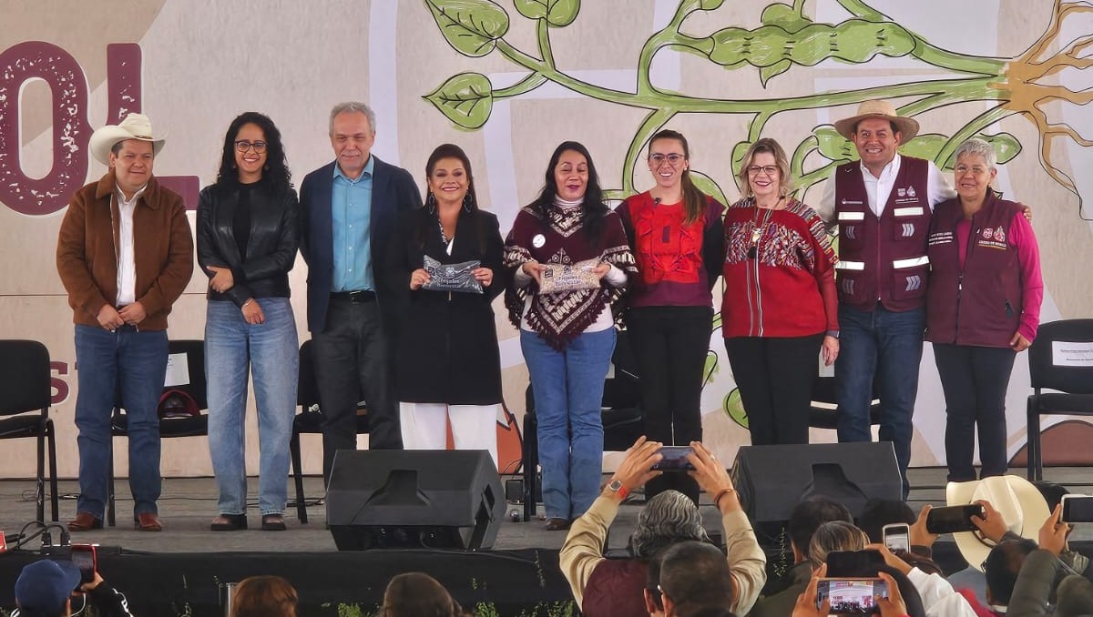 Brugada invitó a la población y a los comerciantes a abastecerse en la feria. | Foto: Armando Martínez